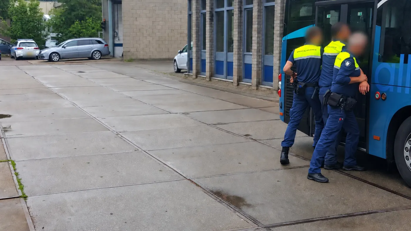Medewerkers service en veiligheid oefenen bij een bus