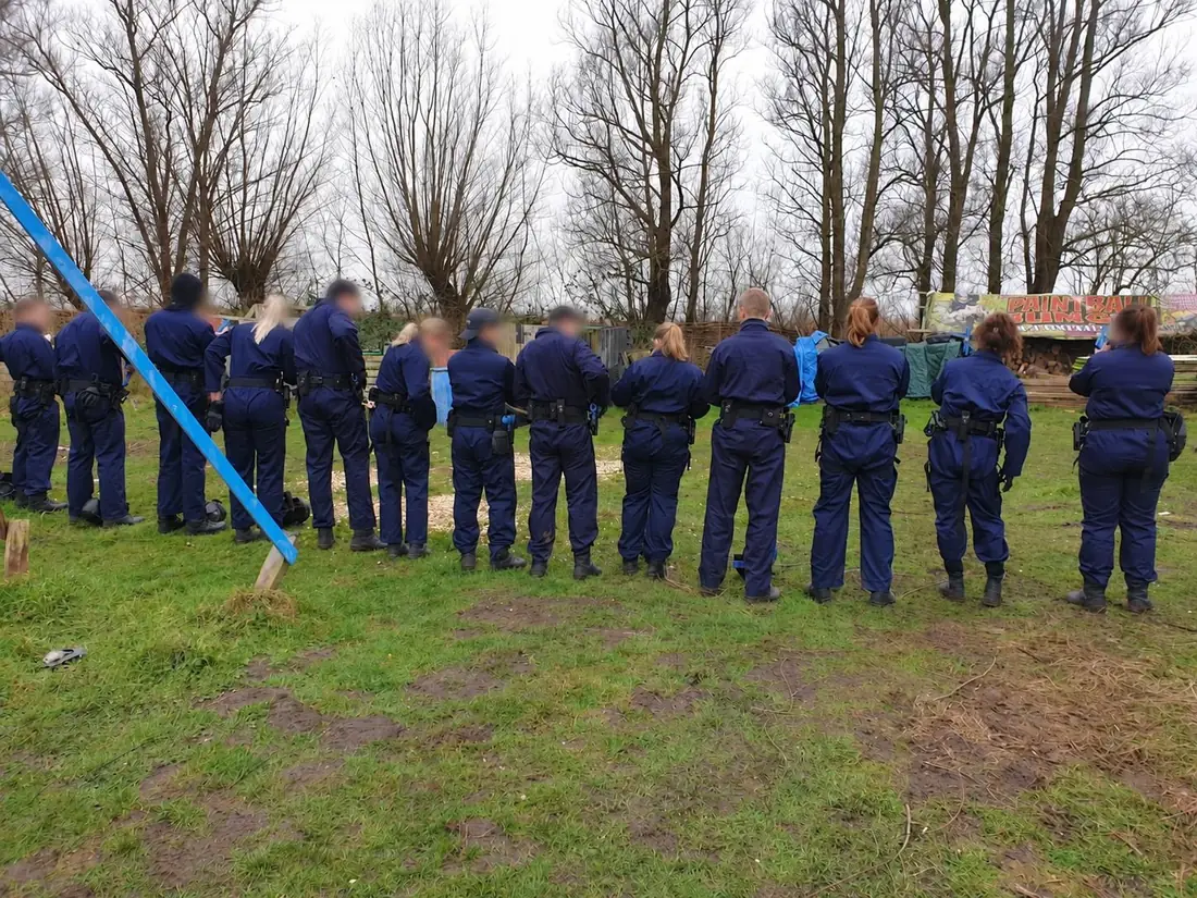 Een rij deelnemers in uniform tijdens een praktijktraining