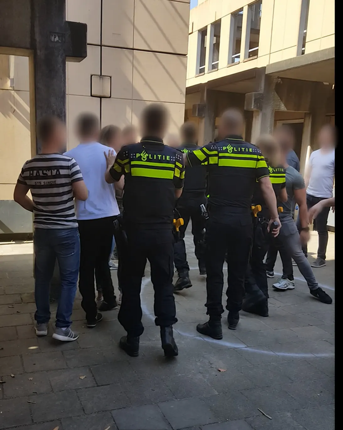 Agenten in een realistisch oefenscenario met een groep omstanders